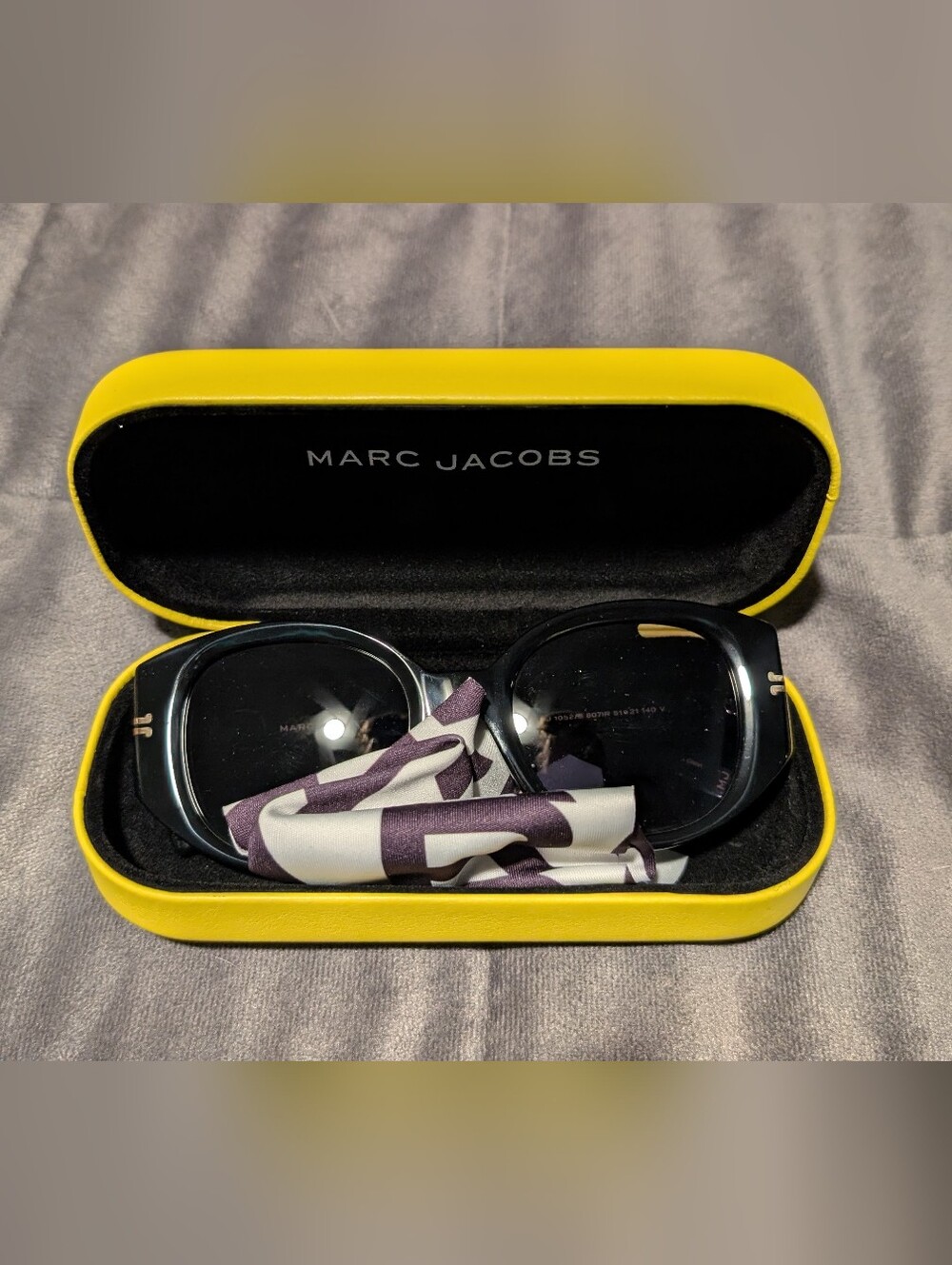 New Marc Jacobs Women’s Black Sunglasses with Yellow Case - Full Set - Picture 3 of 8